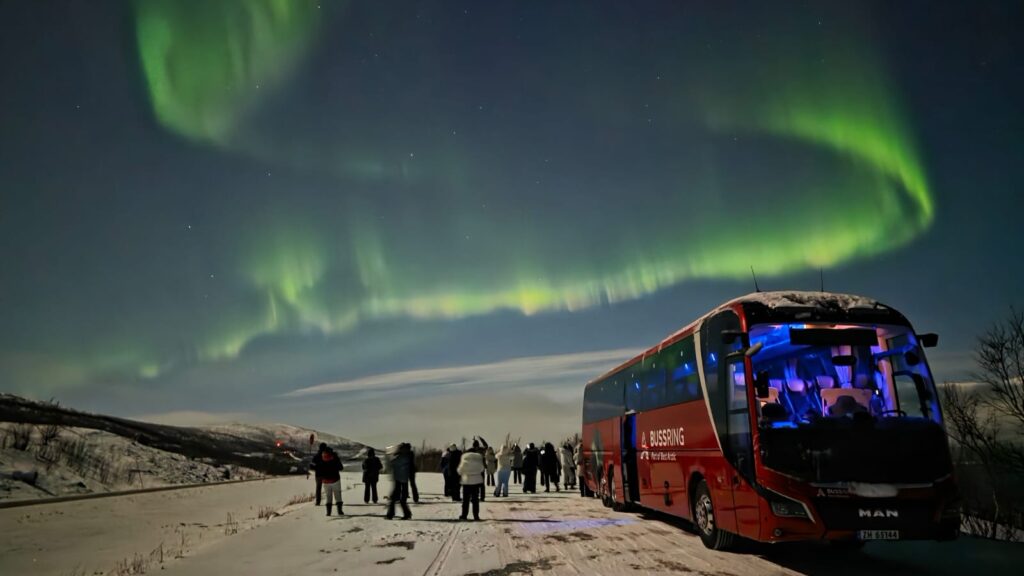 Em algum lugar entre a Noruega e a Suécia · Caçando a aurora pela janela do ônibus
